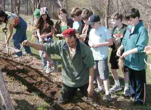 fouth graders plant garlic